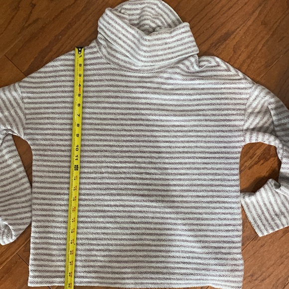 And Eawy purple/white sweater turtleneck-size Medium - Picture 9 of 10